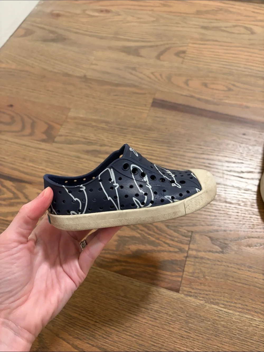 Native whale shoes toddler size 8 play condition